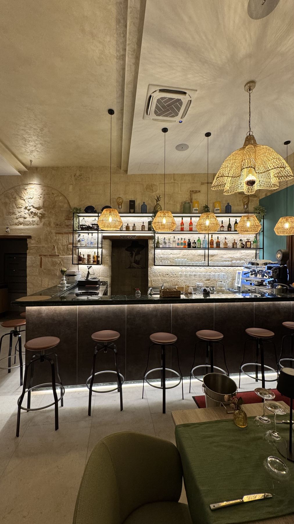 Il bar la sera, vista d'insieme