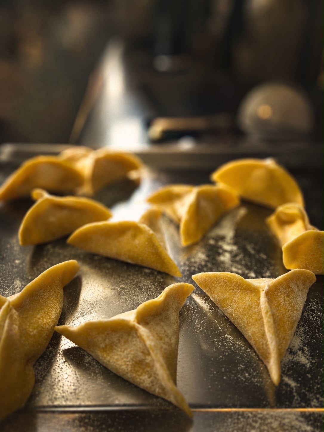Pasta fresca fatta a mano, pronta per la cottura