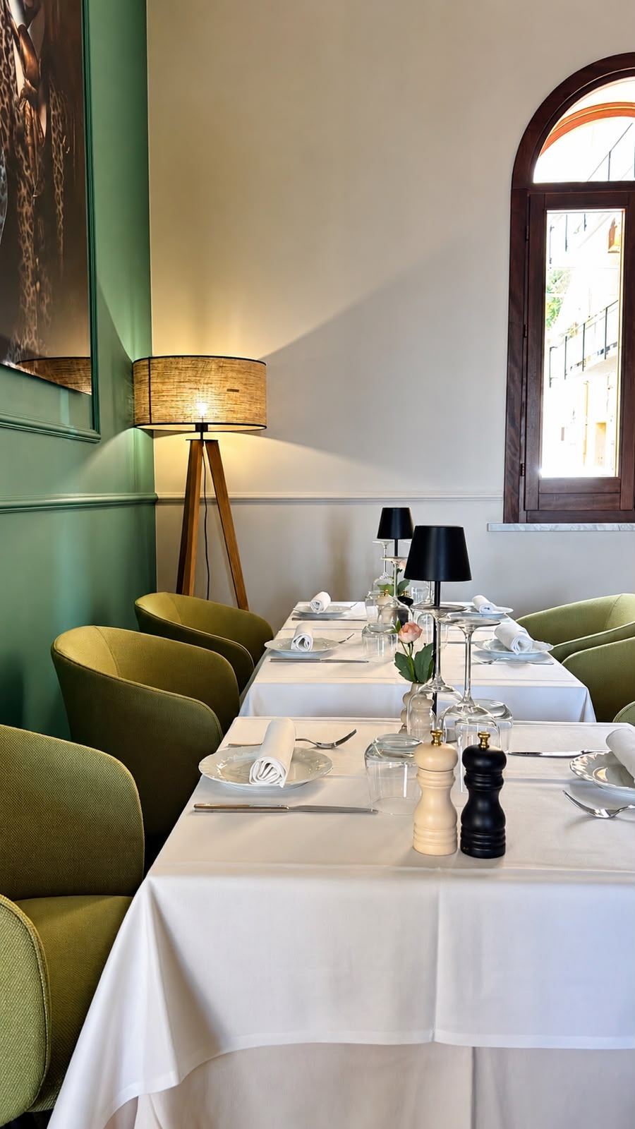 Sala verde con tavoli allineati