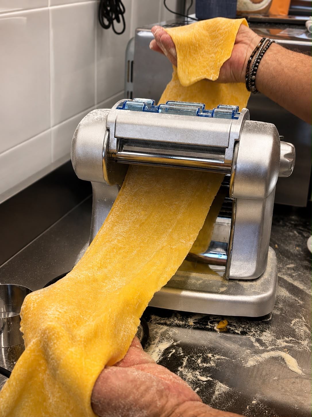 Sfoglia di pasta fresca lavorata a mano con la macchina