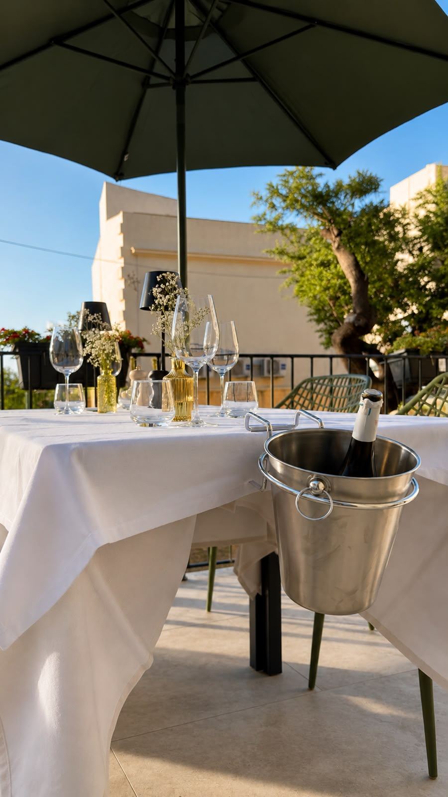 Tavolo in terrazza con secchiello per lo champagne