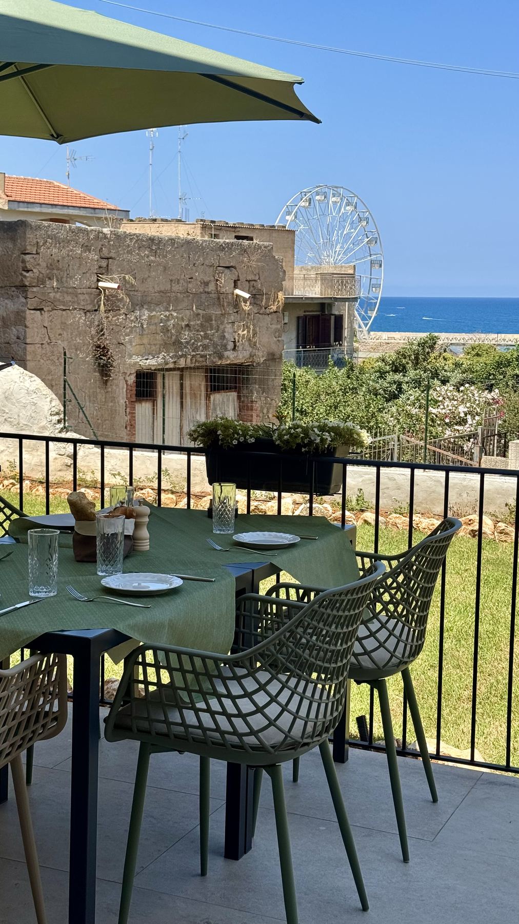 Terrazza con vista sul mare e la ruota panoramica